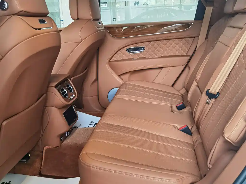 Bentley Bentayga 2025 — фото 12