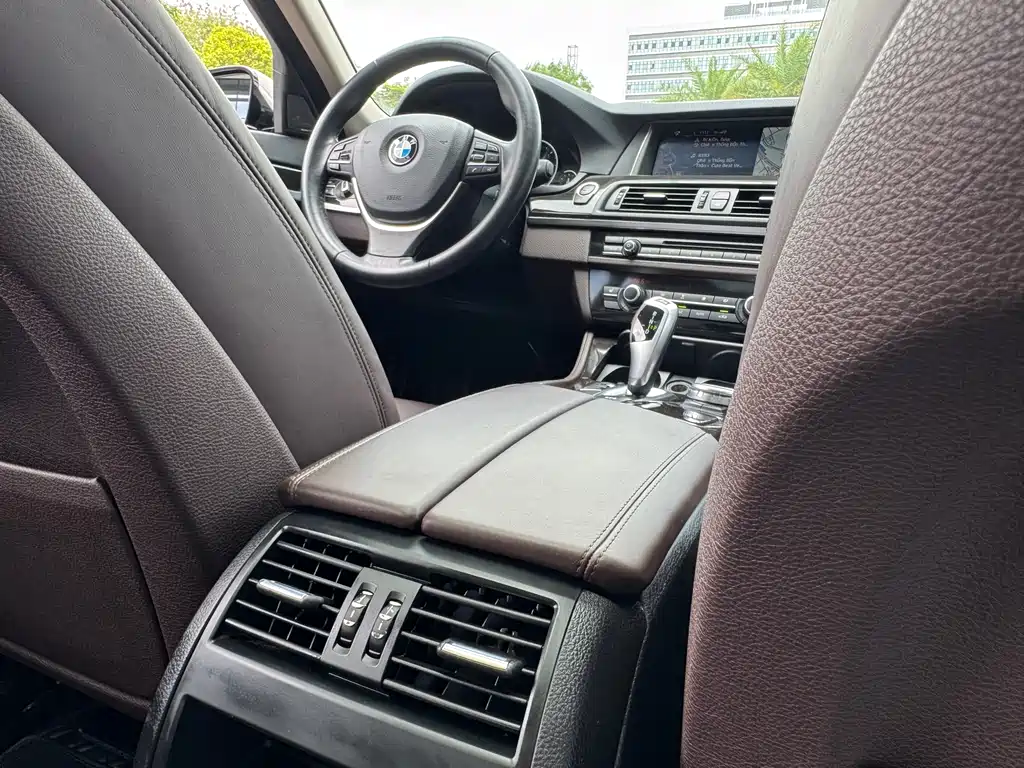 BMW 5 Series 2017 — фото 18