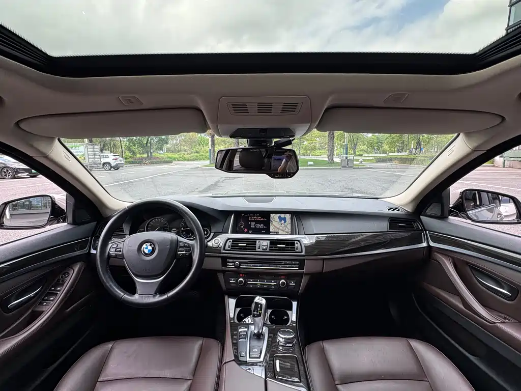 BMW 5 Series 2017 — фото 17