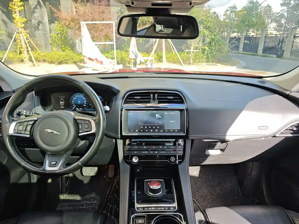 Jaguar F-PACE 2017 — фото 11