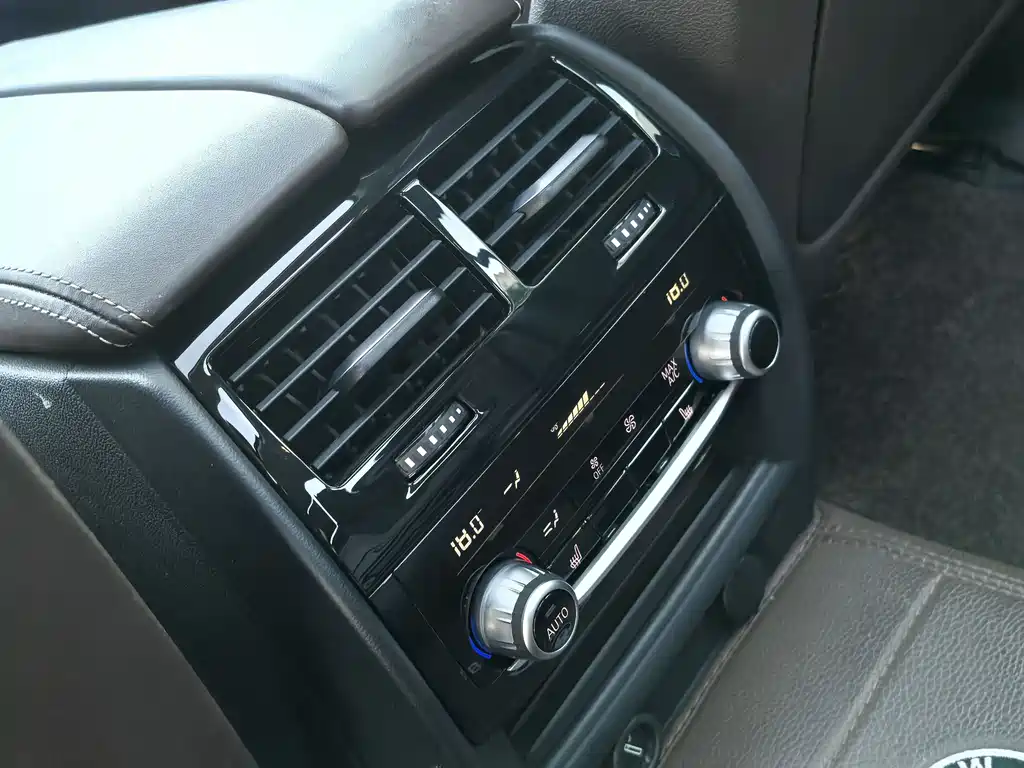 BMW 5 Series 2018 — фото 15