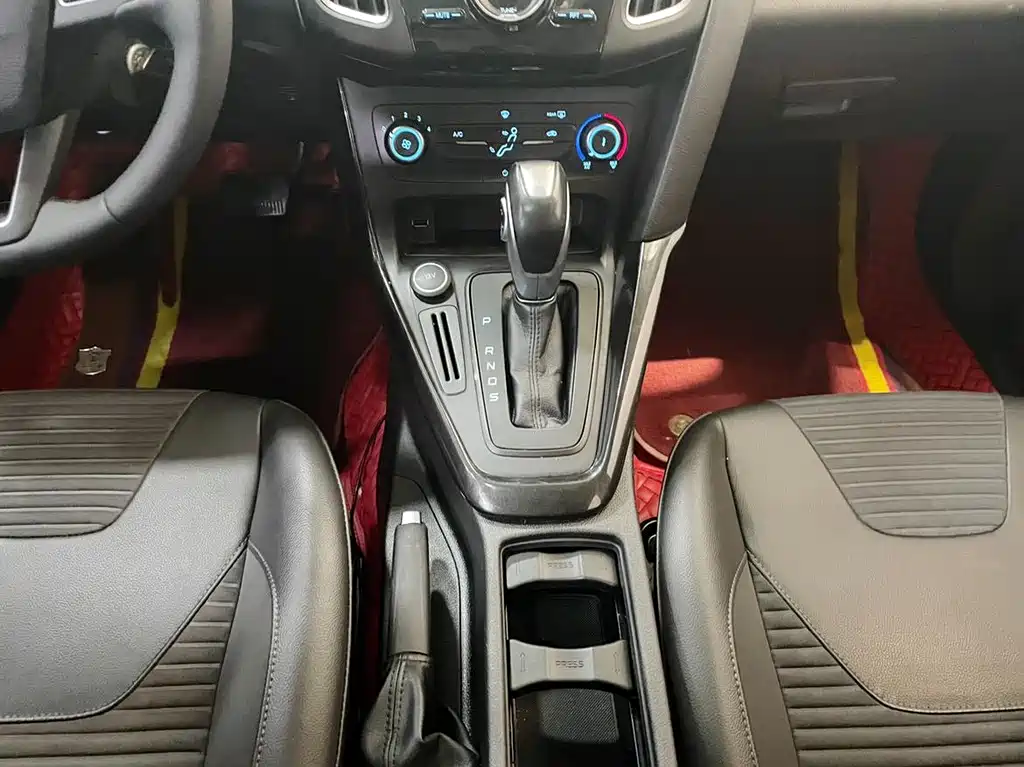 Ford Focus 2019 — фото 19