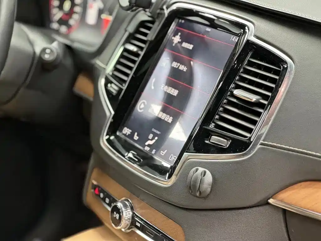 Volvo XC90 PHEV 2016 — фото 10