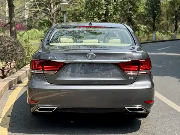 Lexus LS 2016