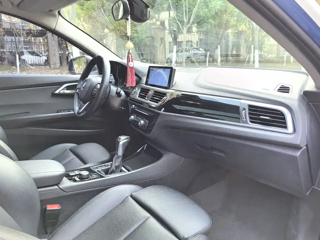 BMW 1 Series 2017 — фото 14