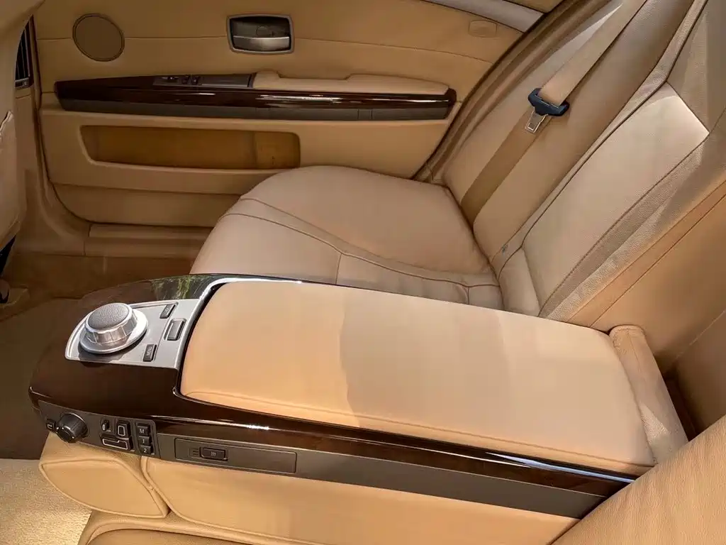 BMW 7 Series 2009 — фото 28