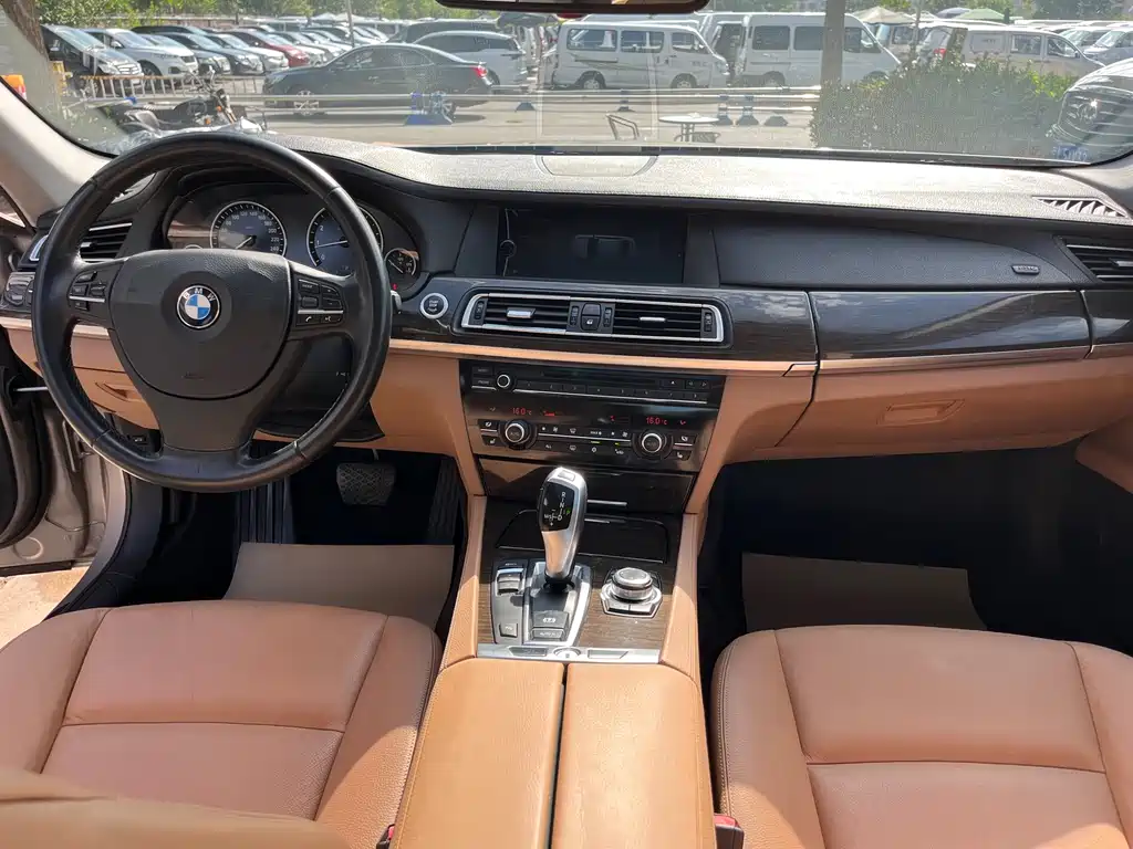 BMW 7 Series 2010 — фото 19