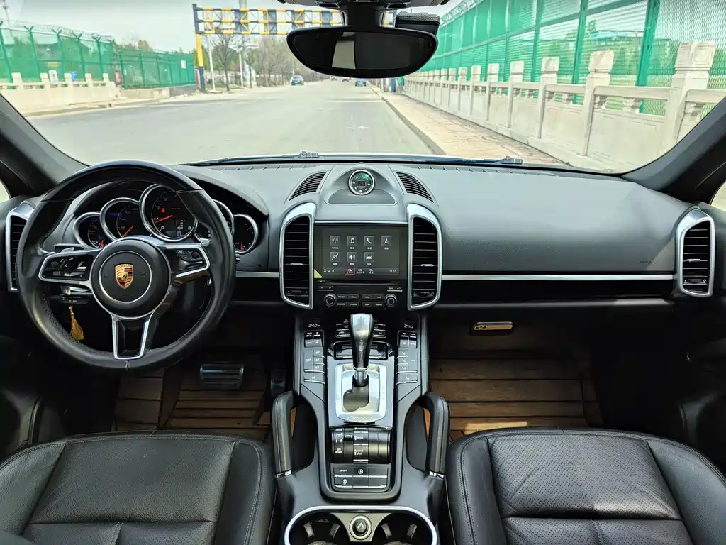 Porsche Cayenne 2017 — фото 12