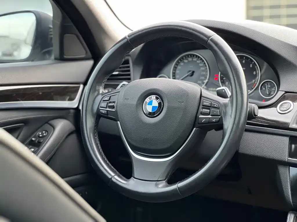 BMW 5 Series 2012 — фото 22