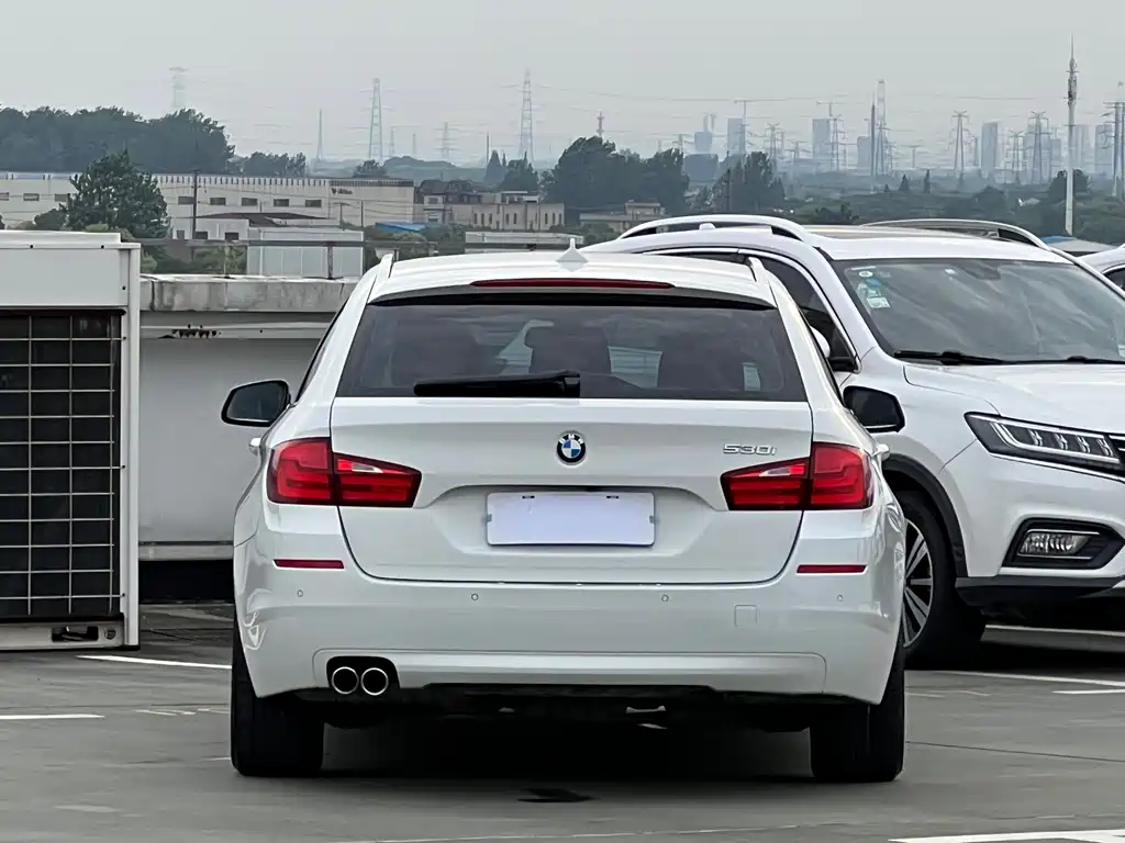 BMW 5 Series 2012 — фото 9
