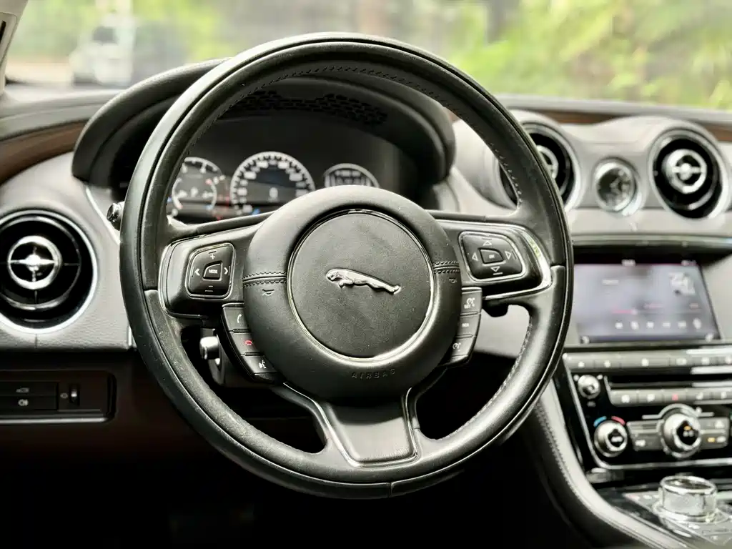 Jaguar XJ 2016 — фото 9