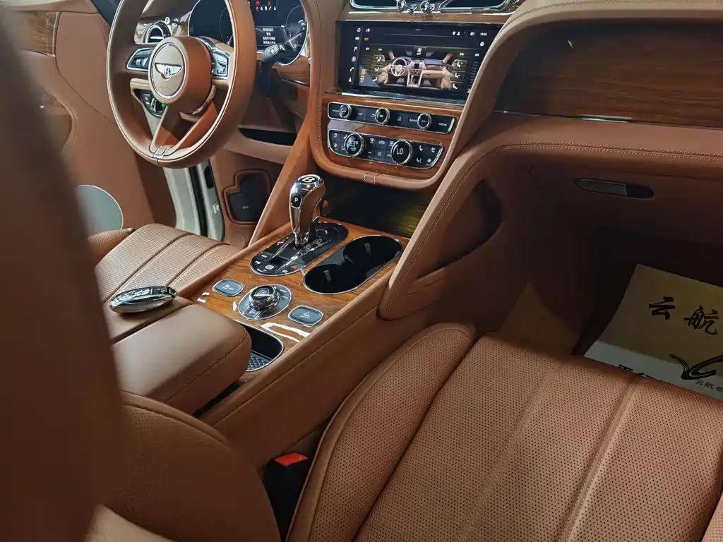 Bentley Bentayga 2025 — фото 13