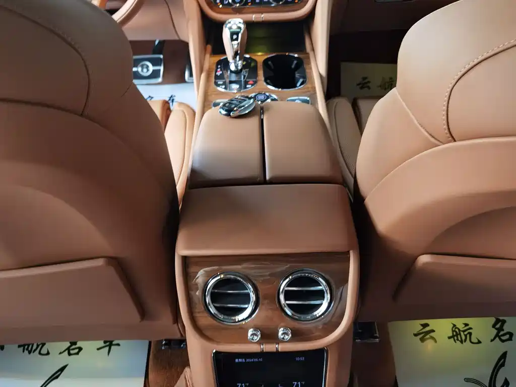 Bentley Bentayga 2025 — фото 11