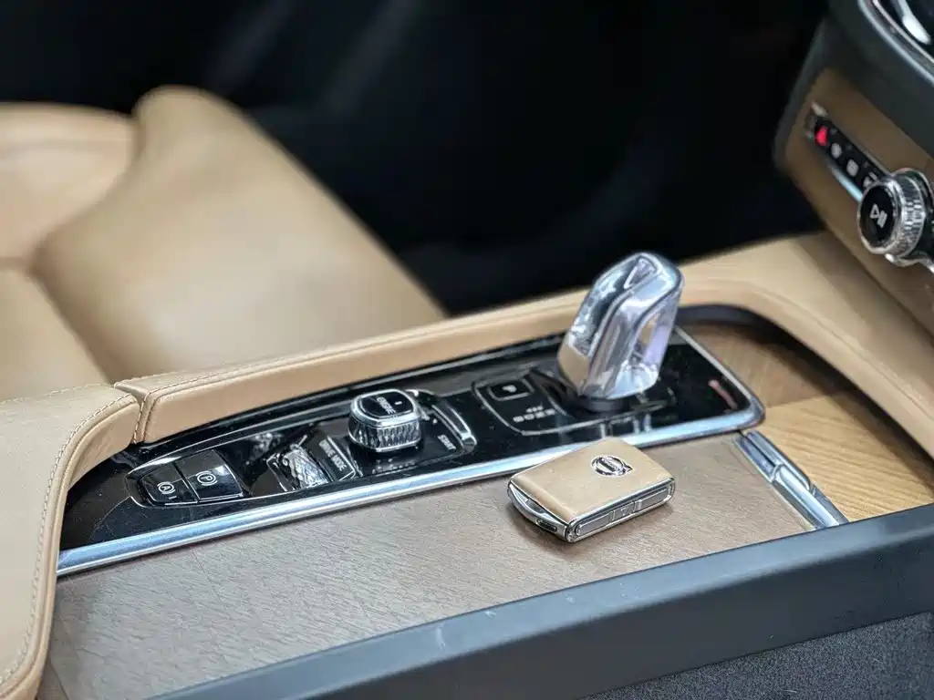 Volvo XC90 PHEV 2016 — фото 11