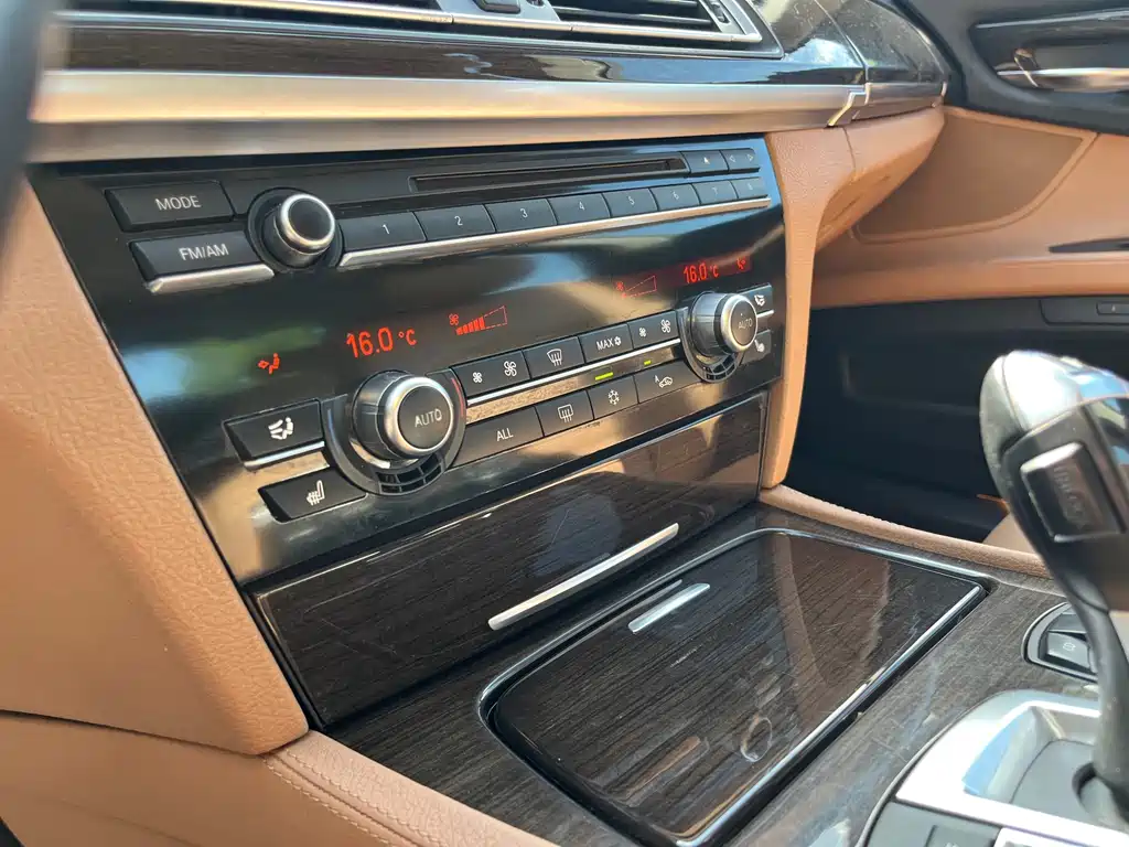 BMW 7 Series 2010 — фото 28