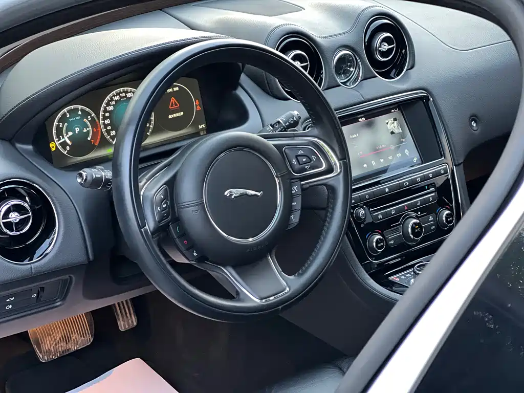 Jaguar XJ 2016 — фото 10