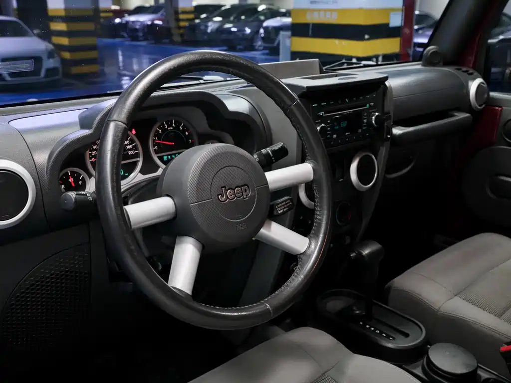 Jeep Wrangler 2010 — фото 11