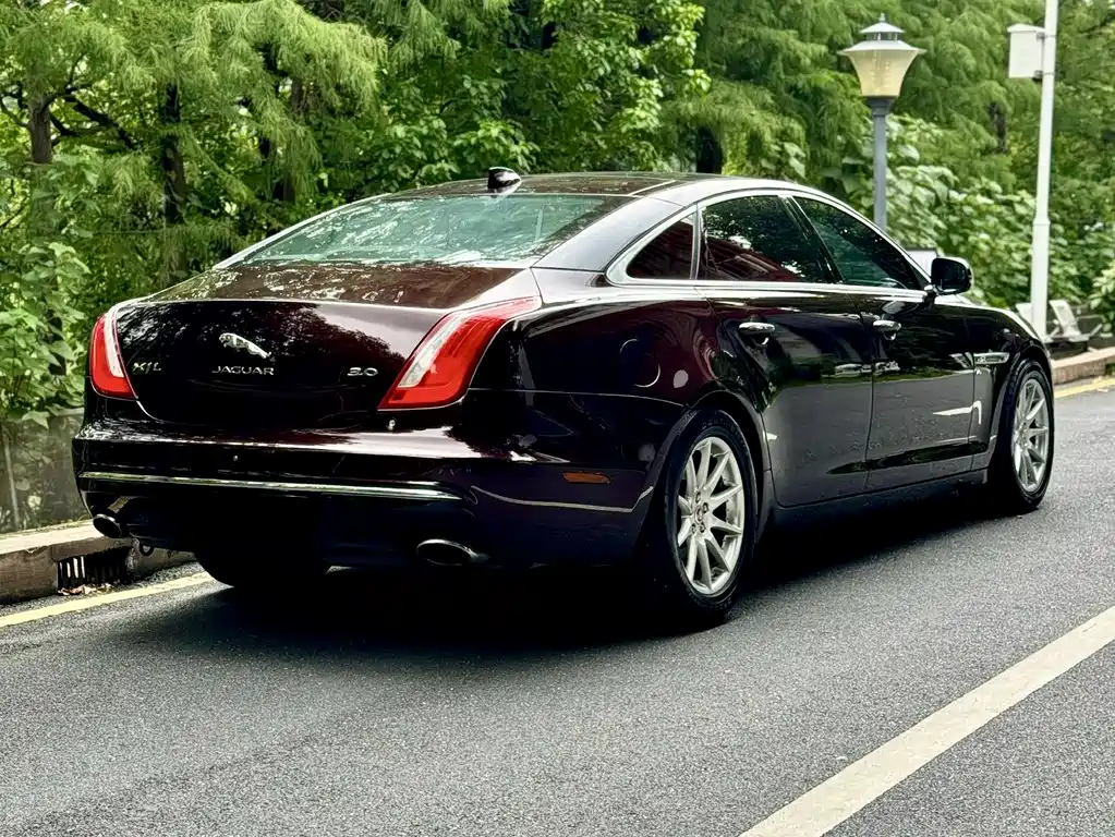 Jaguar XJ 2016 — фото 6