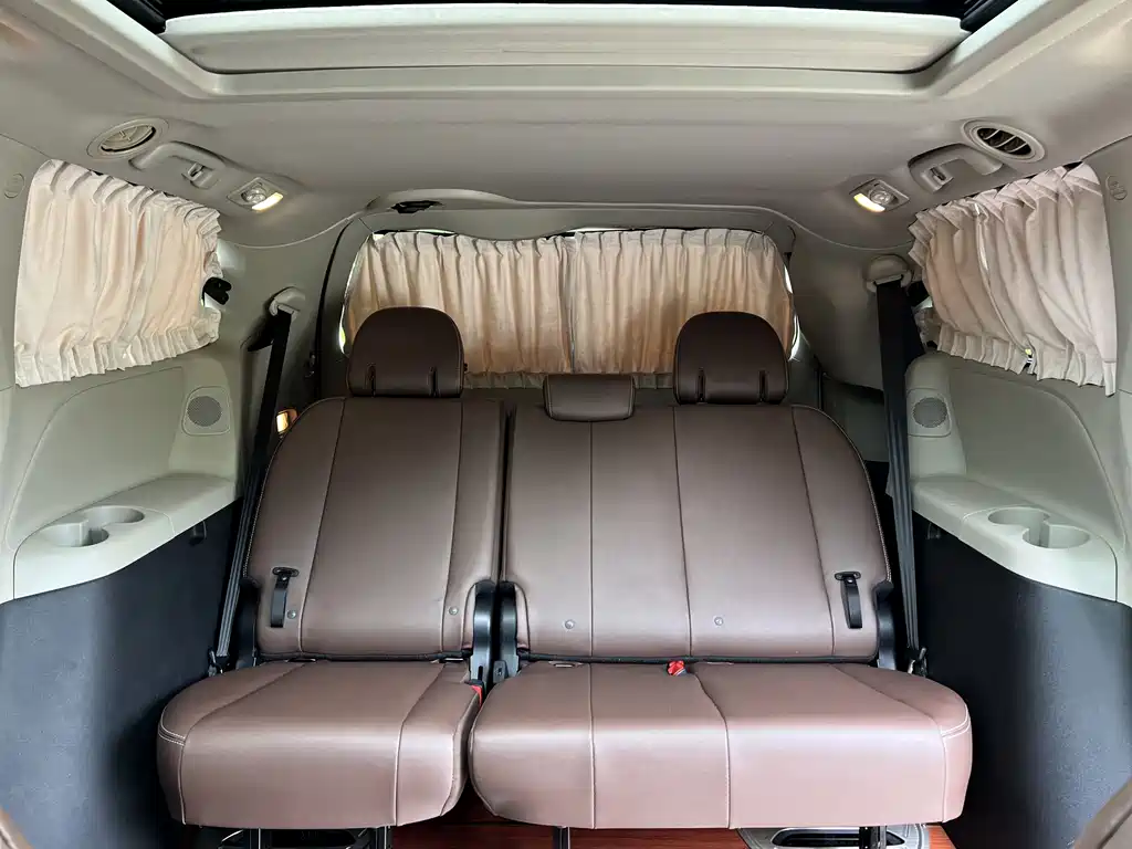 Toyota Sienna 2017 — фото 16