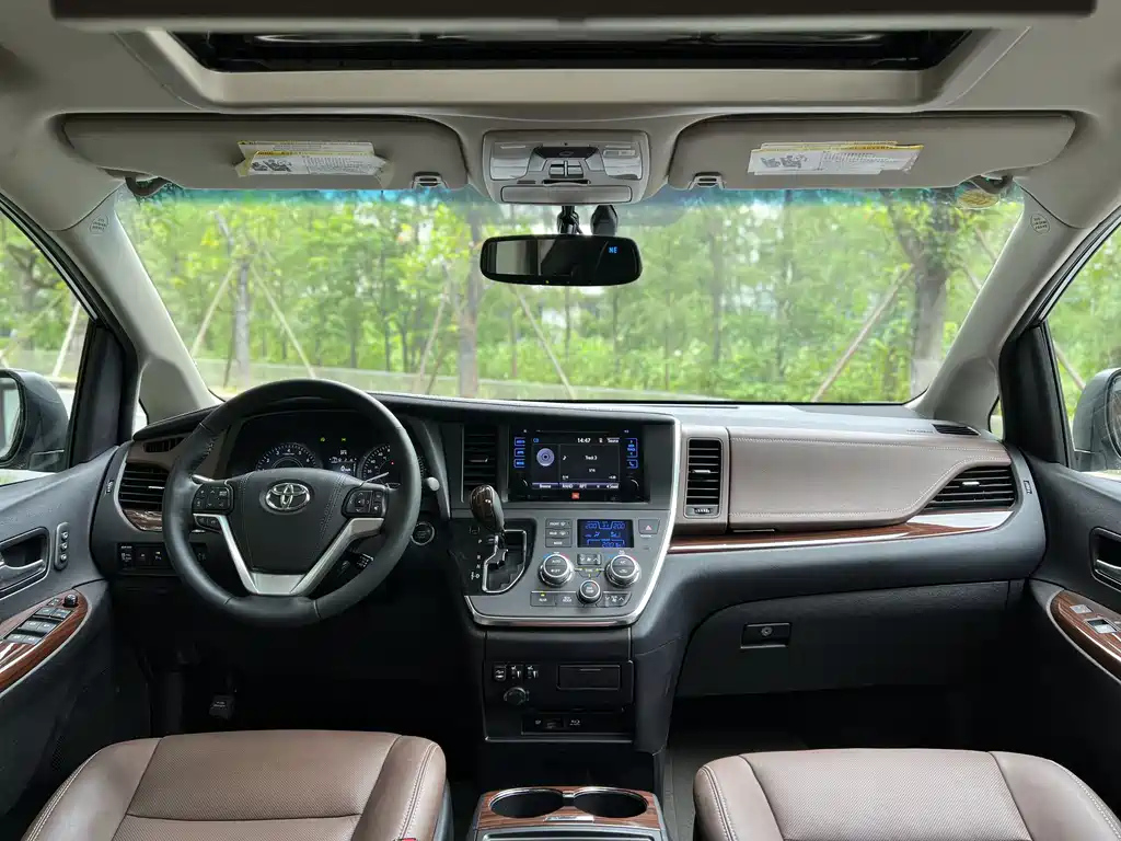 Toyota Sienna 2017 — фото 18