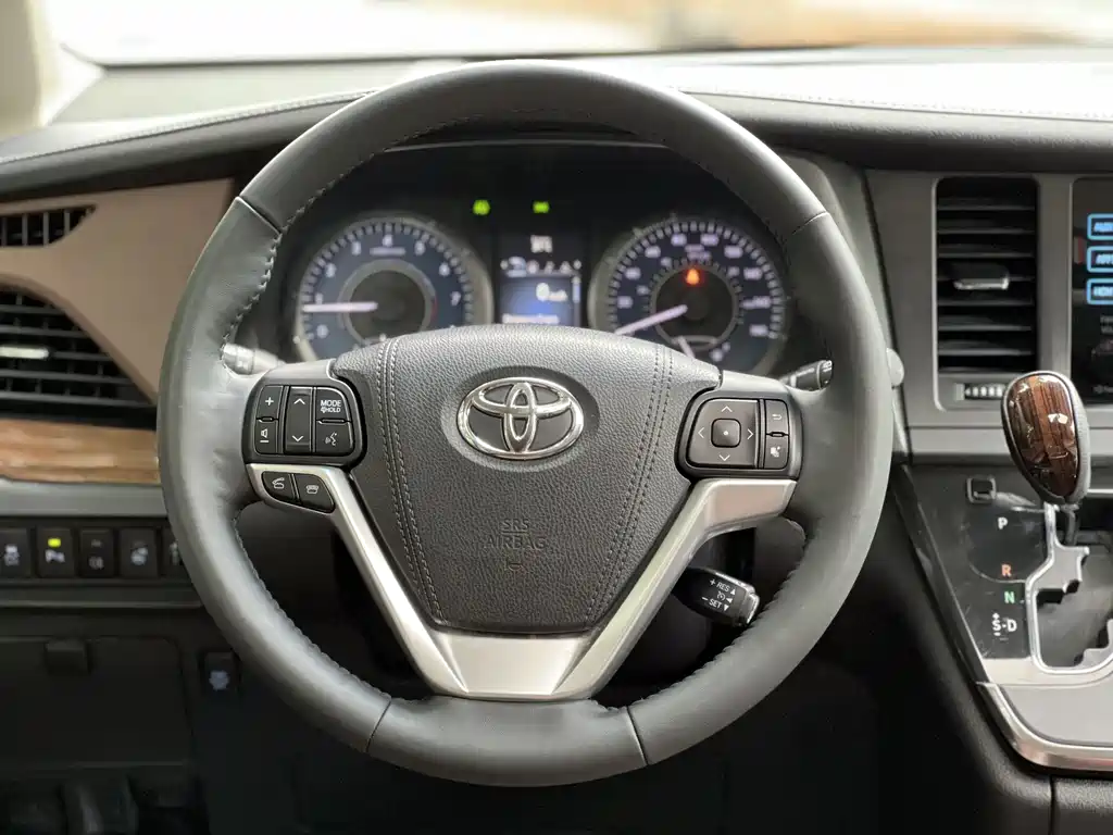 Toyota Sienna 2017 — фото 14