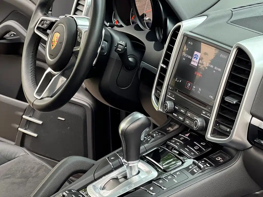 Porsche Cayenne 2017 — фото 26