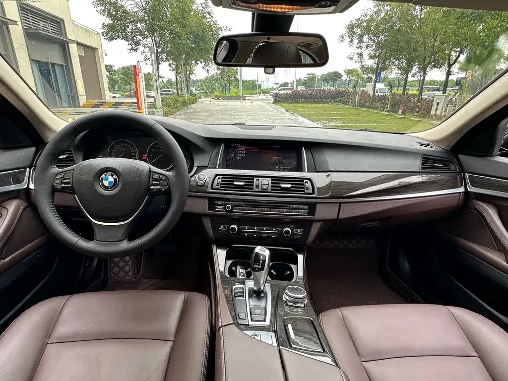 BMW 5 Series 2015 — фото 11