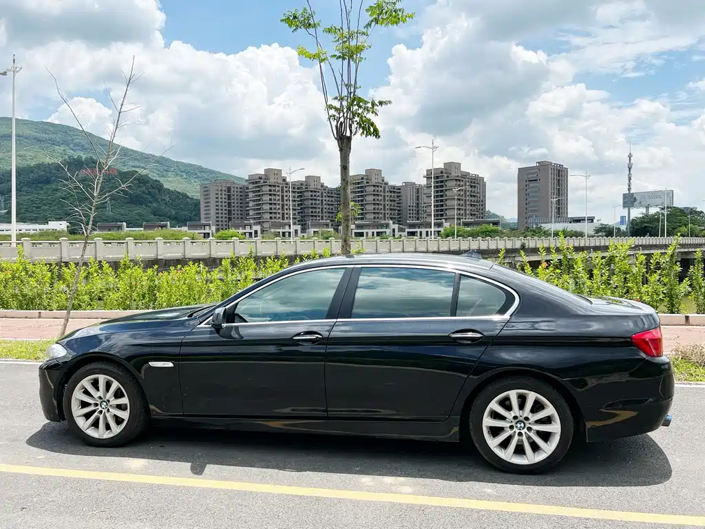BMW 5 Series 2012 — фото 10