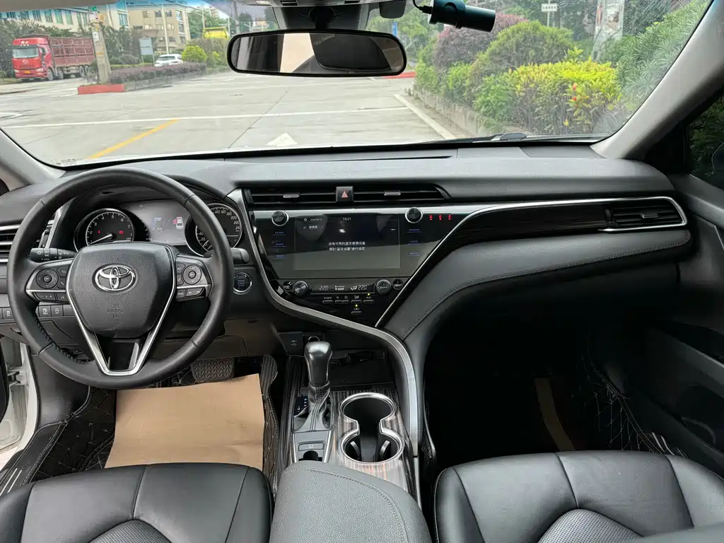 Toyota Camry 2019 — фото 12