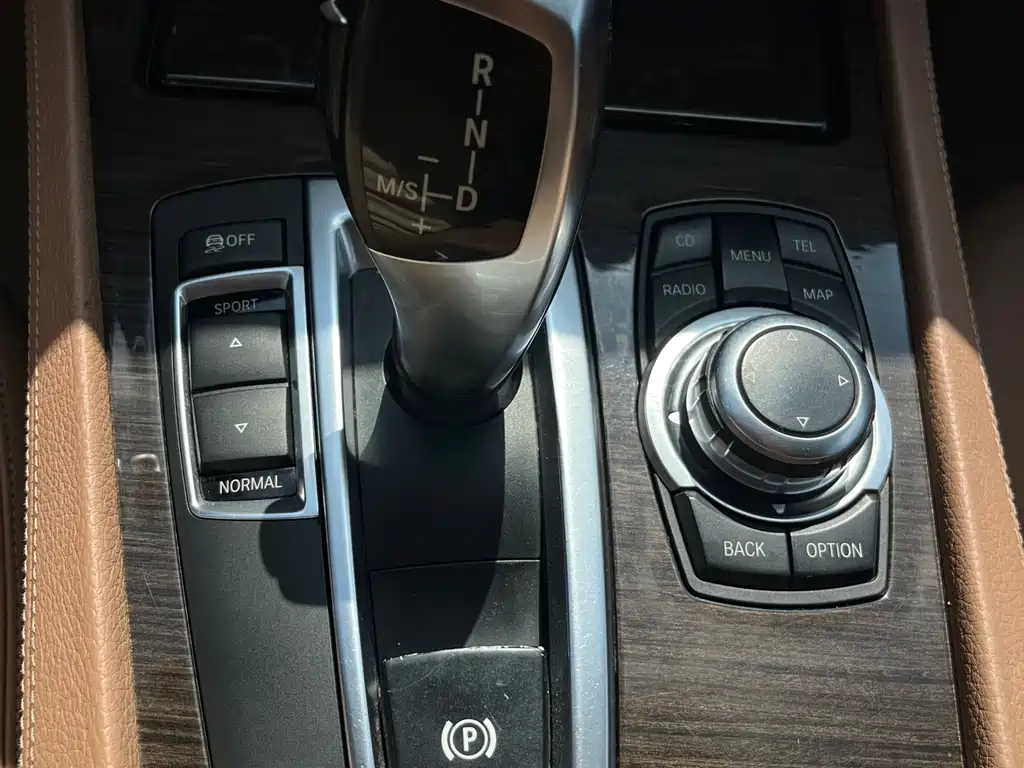 BMW 7 Series 2010 — фото 26