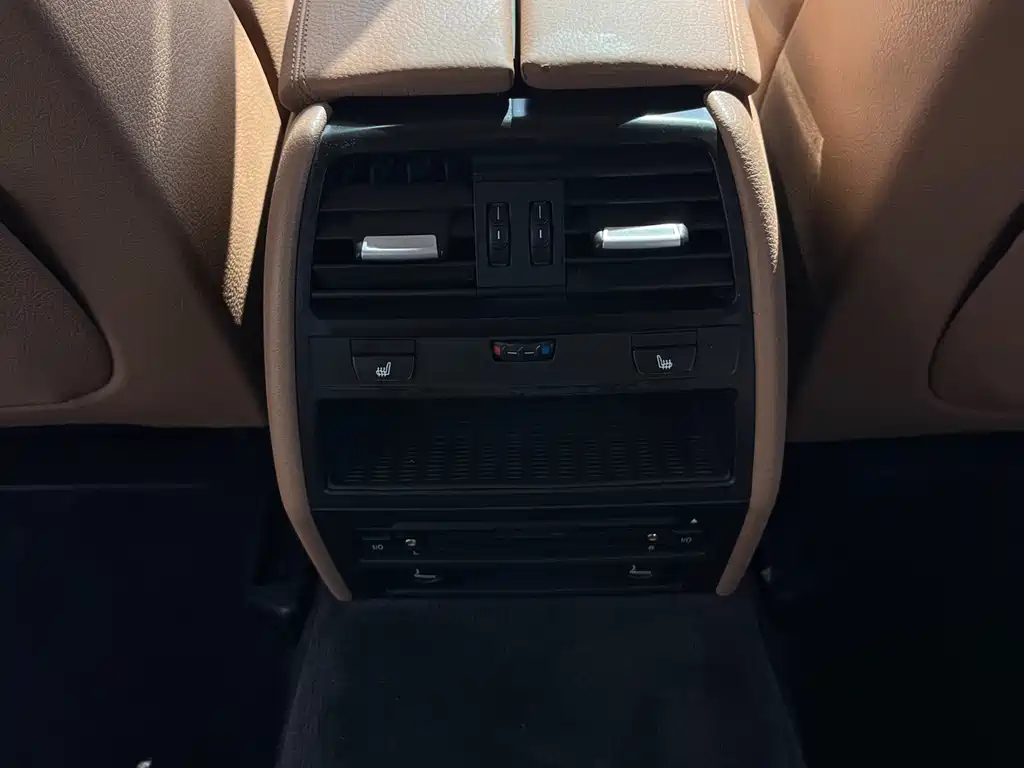 BMW 7 Series 2010 — фото 14