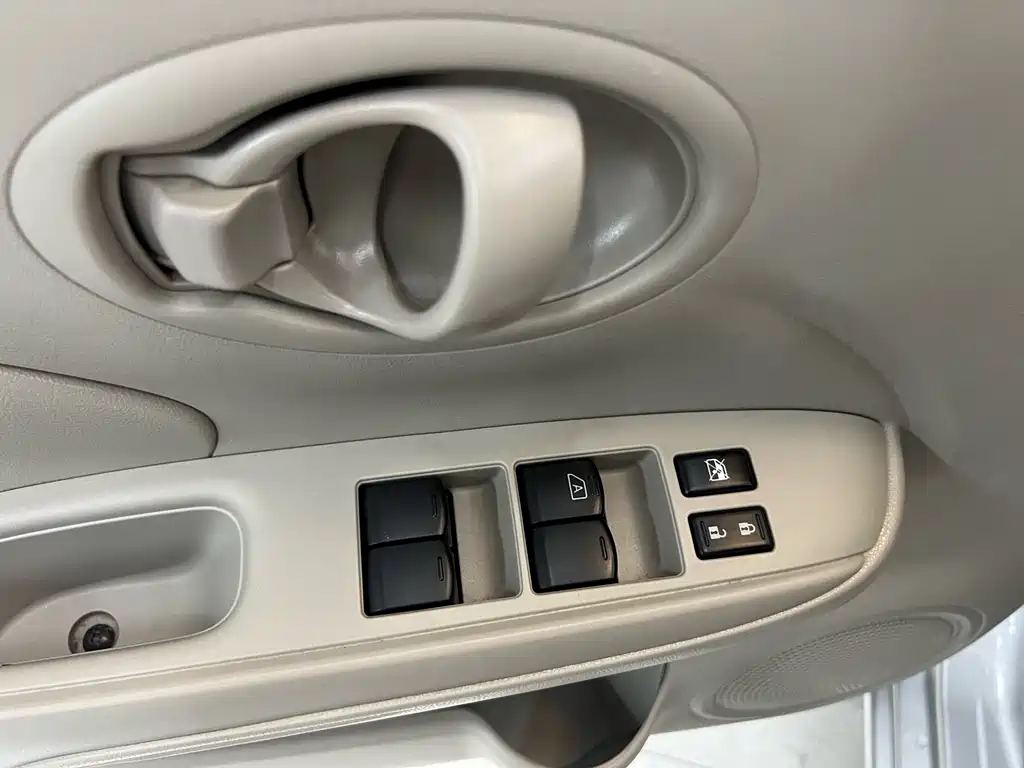 Nissan Sunny 2016 — фото 12
