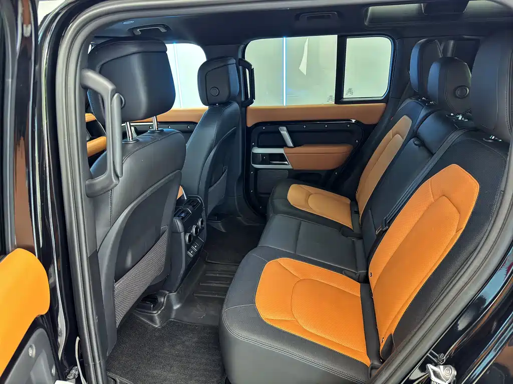 Land Rover Defender 2023 — фото 11