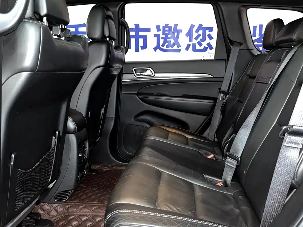Jeep Grand Cherokee 2018 — фото 12