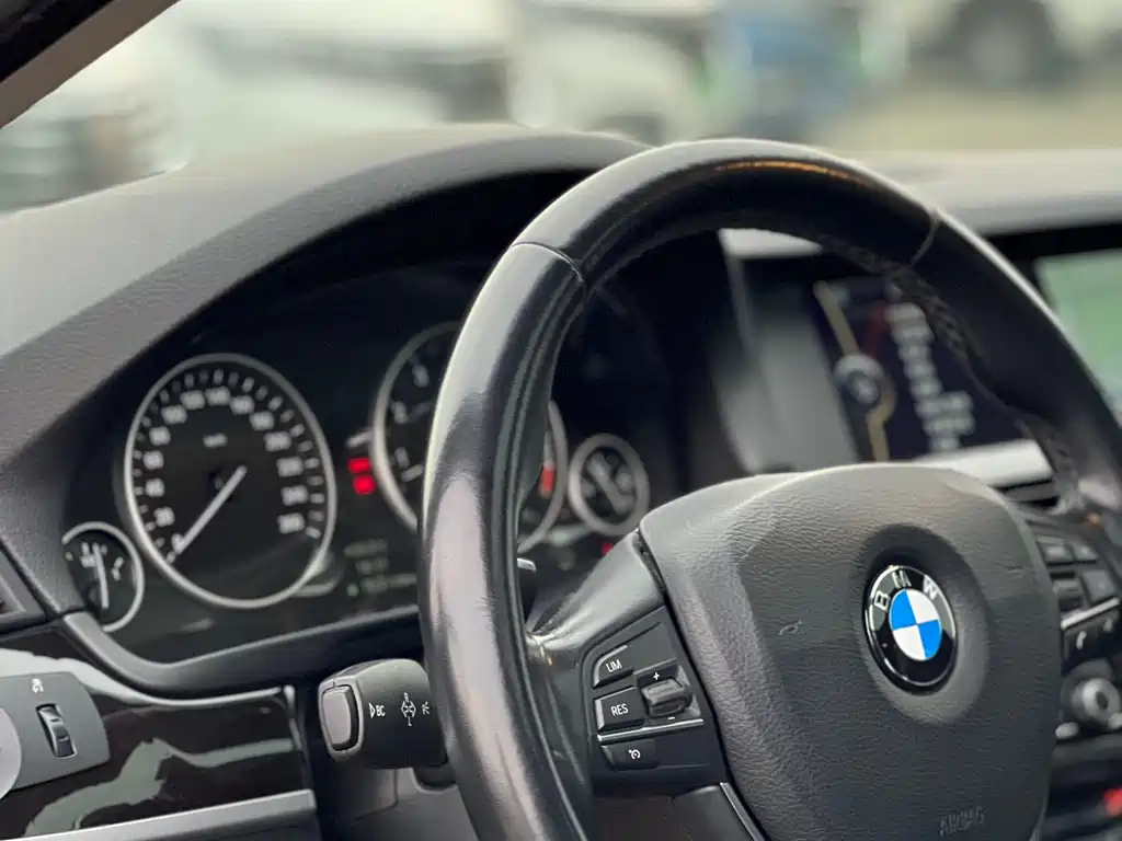 BMW 5 Series 2012 — фото 18
