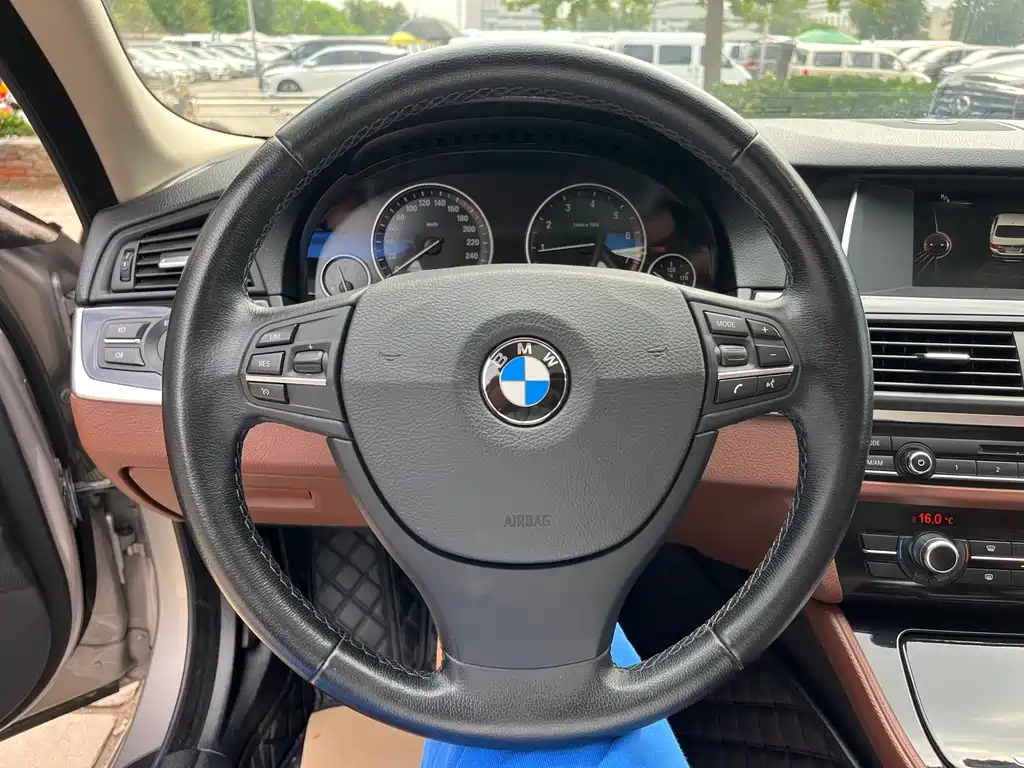 BMW 5 Series 2016 — фото 25
