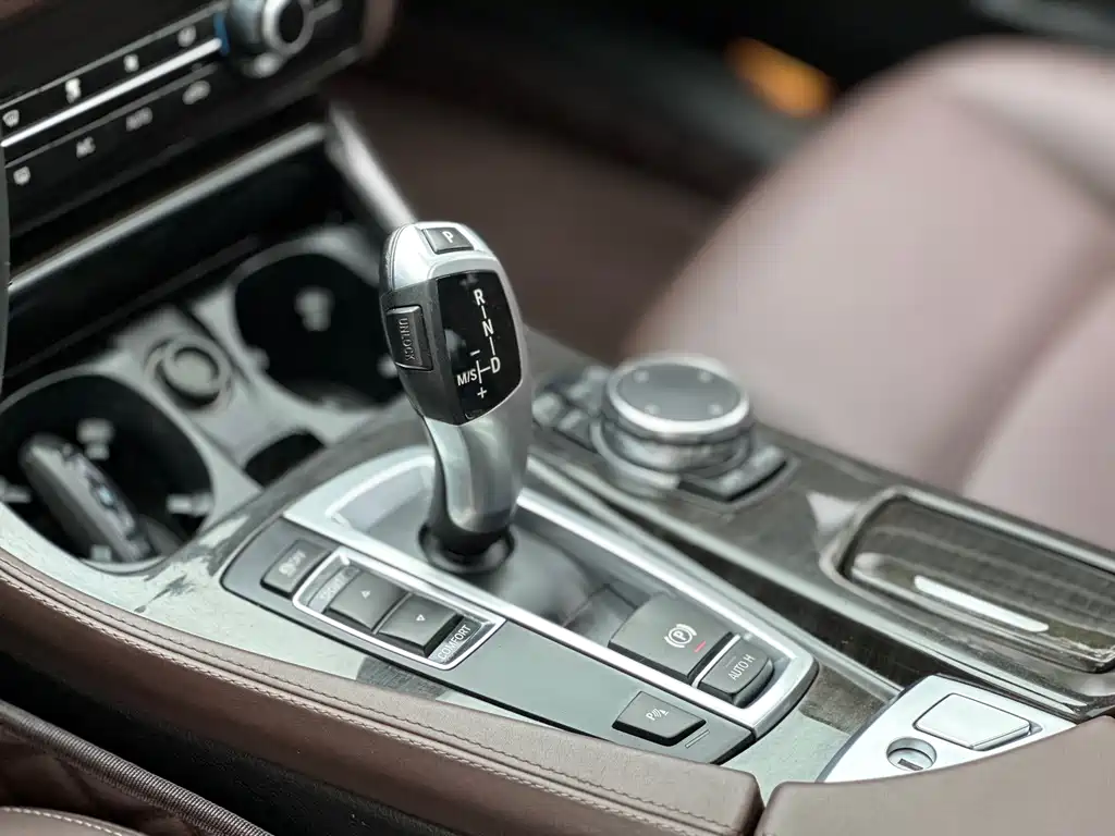 BMW 5 Series 2015 — фото 9
