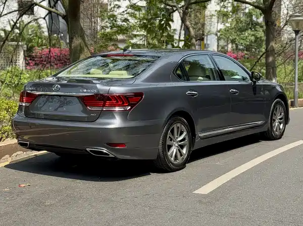 Lexus LS 2016