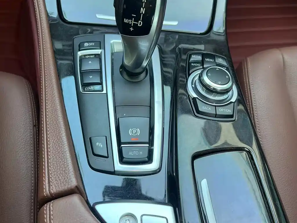 BMW 5 Series 2016 — фото 16