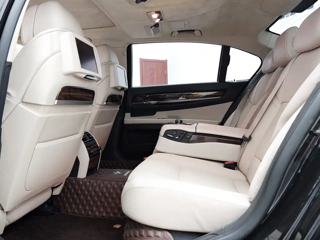 BMW 7 Series 2012 — фото 10
