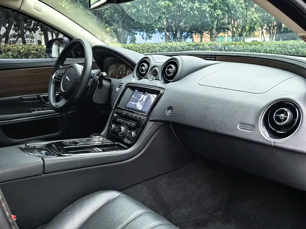 Jaguar XJ 2018 — фото 14