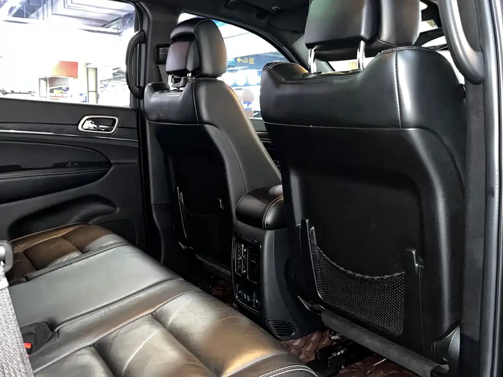 Jeep Grand Cherokee 2018 — фото 13