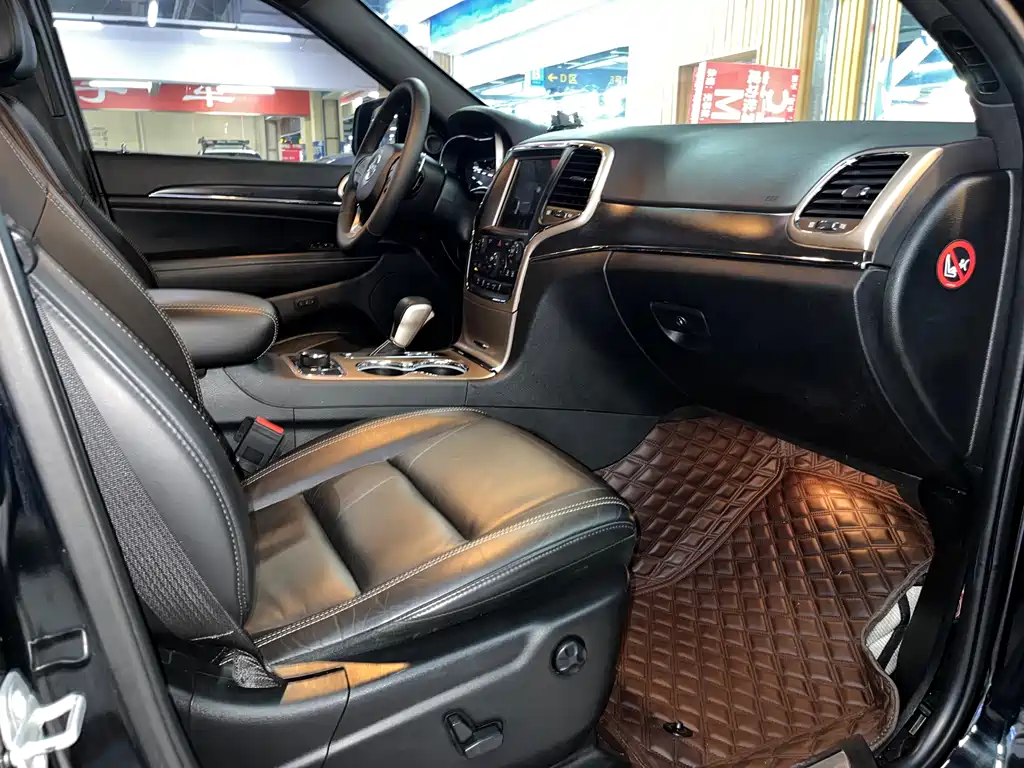 Jeep Grand Cherokee 2018 — фото 14