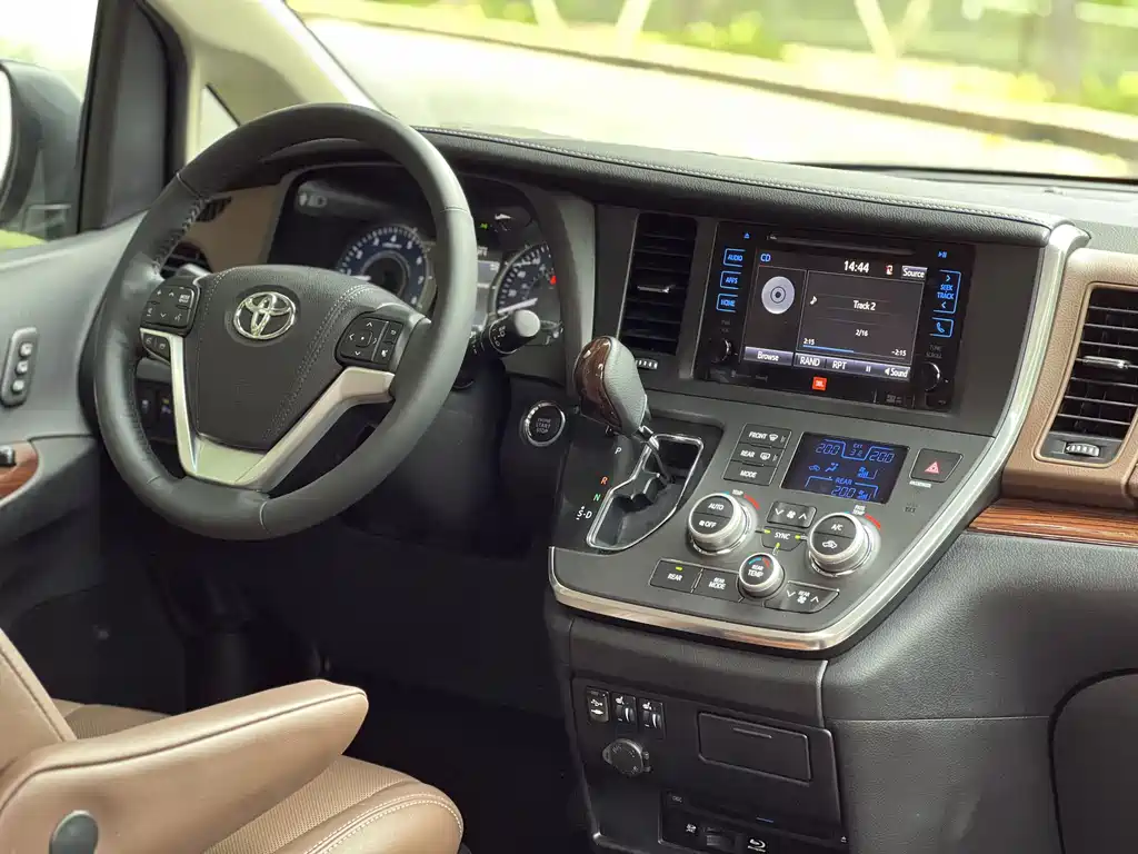 Toyota Sienna 2017 — фото 12