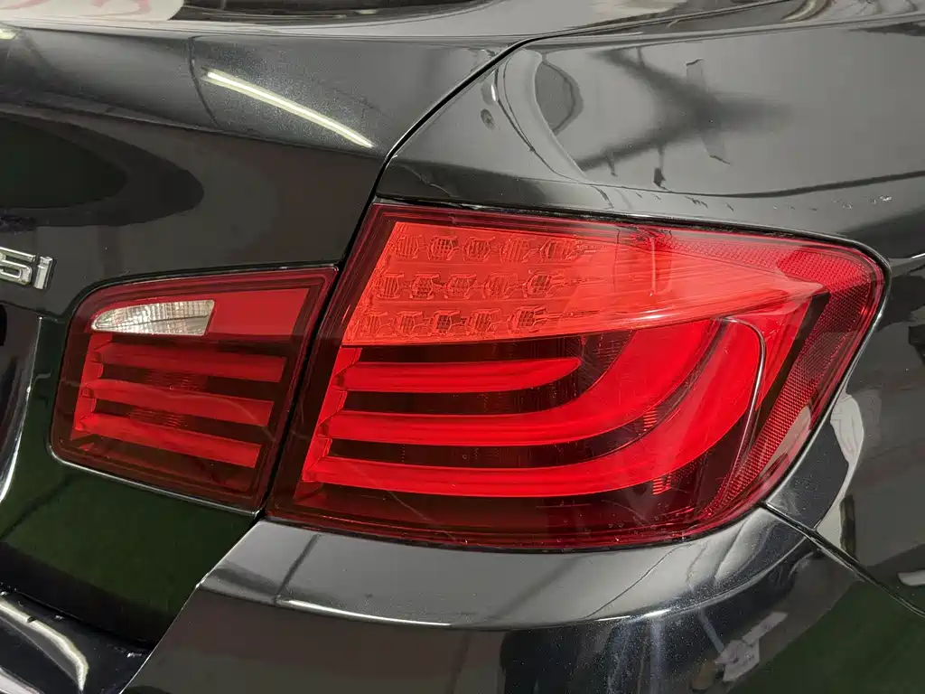 BMW 5 Series 2011 — фото 19