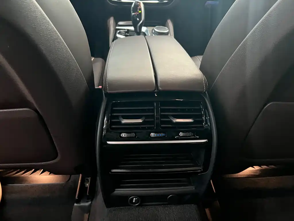 BMW 5 Series 2018 — фото 23