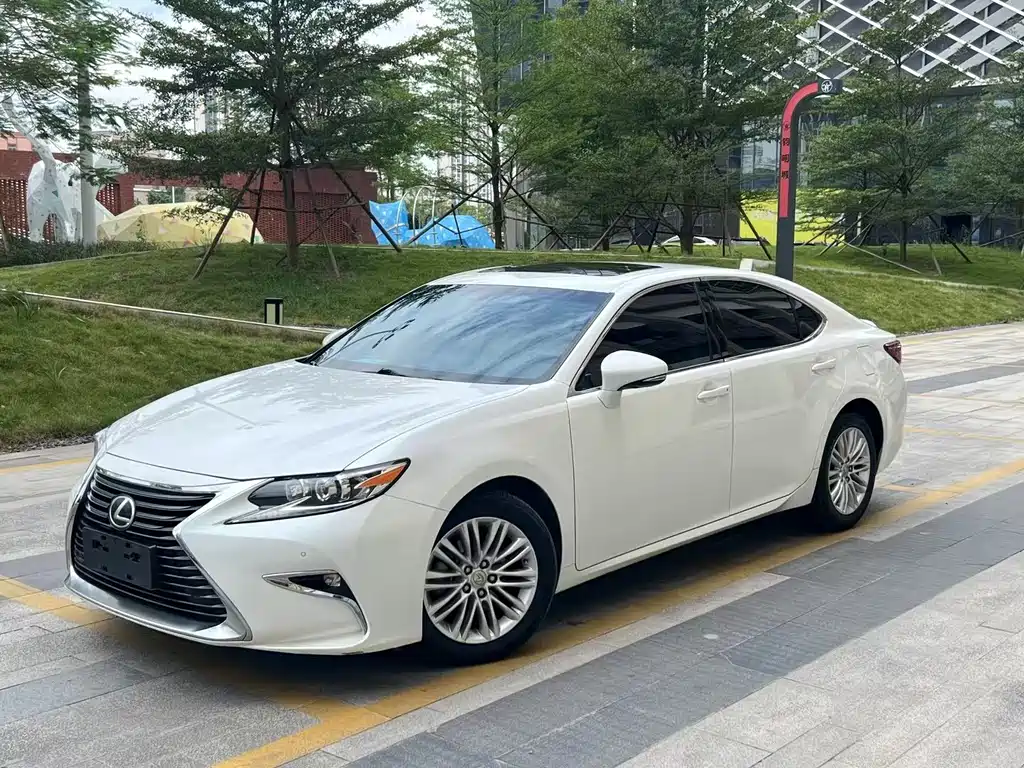 Lexus ES 2016 — фото 1