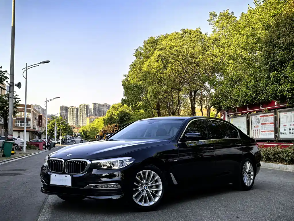 BMW 5 Series 2018 — фото 1