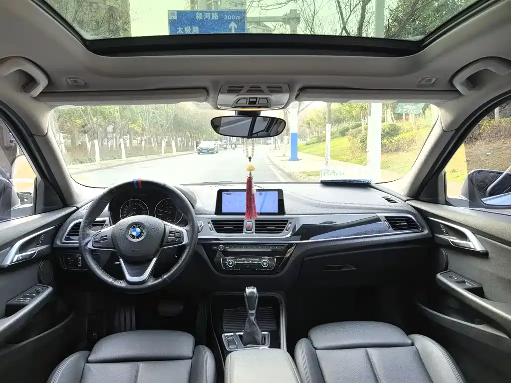 BMW 1 Series 2017 — фото 10