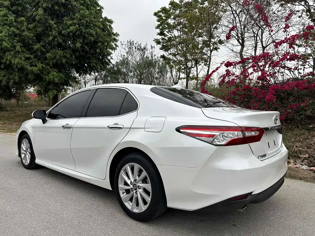 Toyota Camry 2022 — фото 7